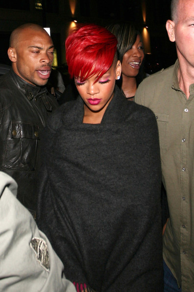 rihanna hair red. Rihanna dyes hair red !